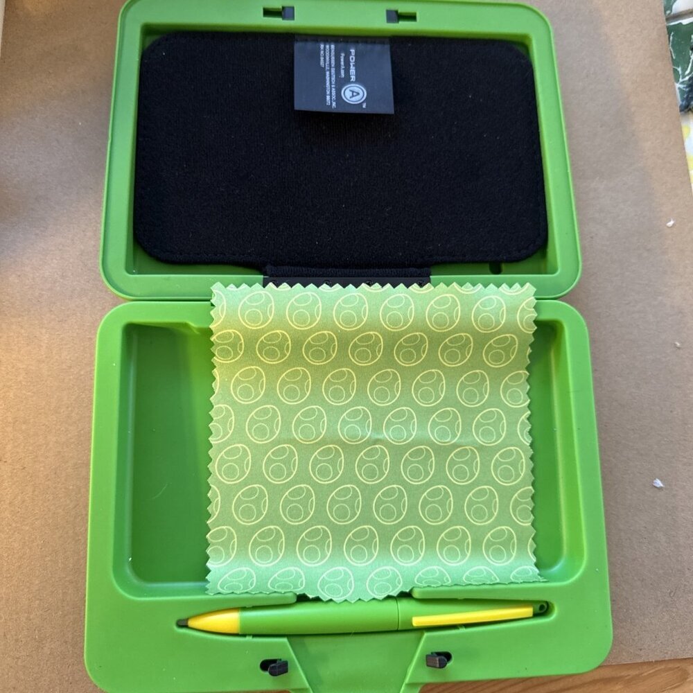 Super Mario Yoshi Universal Travel Hard Green Case & Nintendo With Cloth /Stylus - Picture 3 of 11